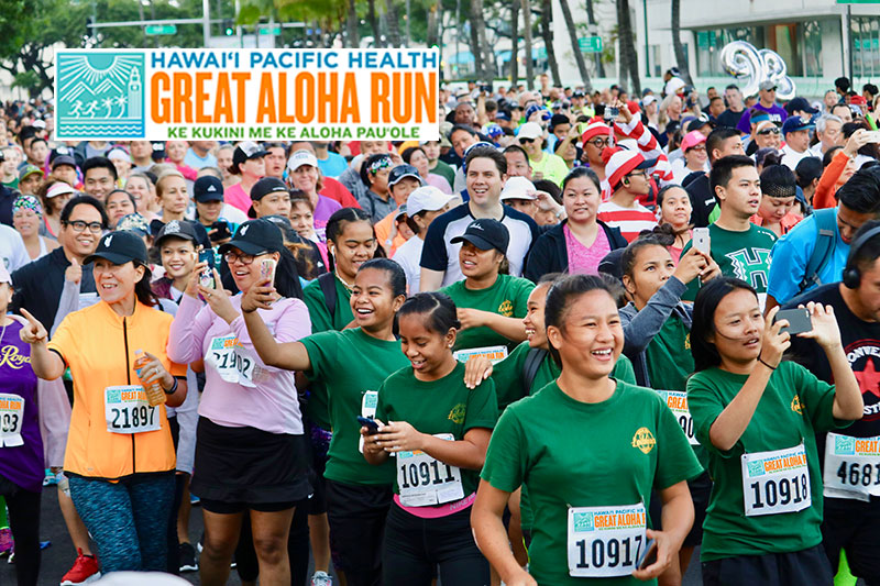 group photo from the great aloha run