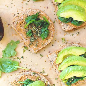 This simple organic curry kale avocado toast is full of whole grains, good-for-you carbs, protein and healthy fats that'll help you fuel for the day ahead. Find the recipe on our blog (link in bio)! What's your favorite avocado toast recipe? #HealthierHawaii