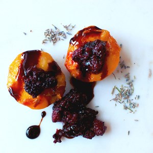 🍑 This lavender-poached peaches and blackberries recipe will become your new go-to brunch/dessert recipe ...