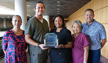 Pali Momi leadership and staff holding Healthgrades Award