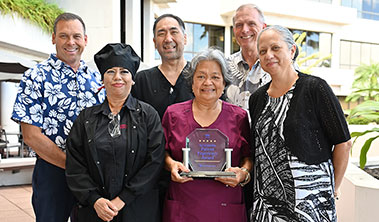 Group shot of Pali Momi Medical Center staff with Healthgrades award.
