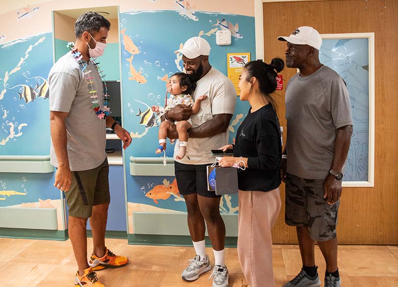 Marcus Mariota with patient and family at Radiothon