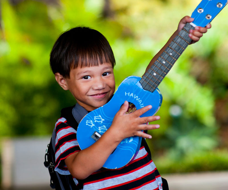 Daysen Schwarz playing with his toy guitar