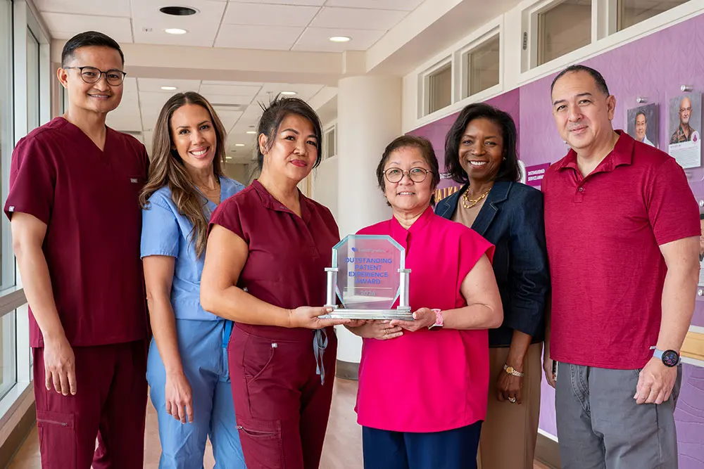Group shot of healthcare providers and leaders with the Outstanding Patient Experience Award.