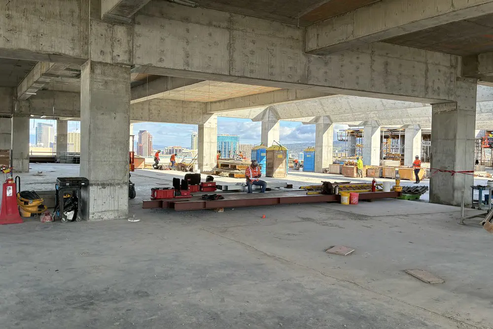 Structural columns and construction equipment on the makai side of Level 20.